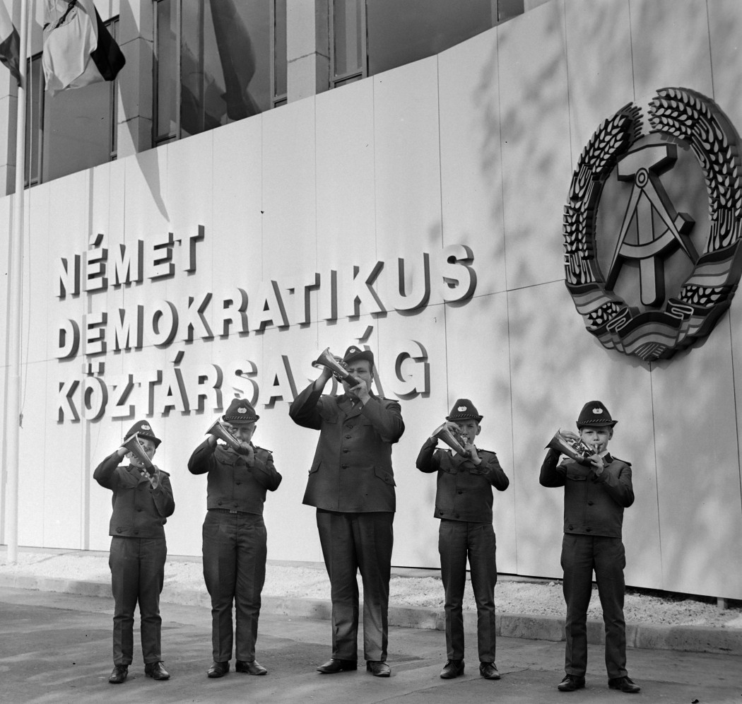 Vadászkürtösök az 1971-es vadászati világkiállítás keletnémet kiállítóterme előtt – Fotó: Bojár Sándor / Fortepan