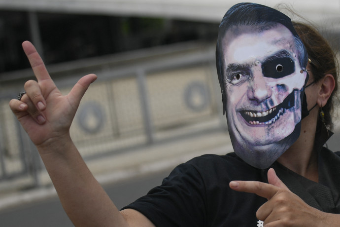 A brazil elnök gesztusát imitáló tüntető egy Bolsonaro elnök elleni tüntetésen 2021. október 20-án – Fotó: MATEUS BONOMI / AGIF / AGIF VIA AFP