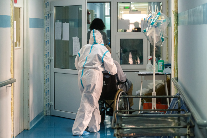 Ápolónő beteget tol a Csíkszeredai Megyei Sürgősségi Kórház belgyógyászati osztályán a Covid-betegek számára kialakított részlegben 2021. október 14-én – Fotó: Veres Nándor / MTI