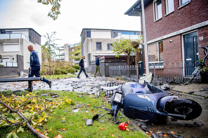 Vihar miatt leesett tetőcserepek és egy feldőlt motor a hollandiai Barendrecht egyik utcáján 2021. október 21-én reggel – Fotó: MTI/EPA/ANP/Robin Utrecht