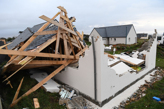 Egy, az Aurore viharban összedőlt ház a franciaországi Plozevet-ben 021. október 21-én – Fotó: Fred TANNEAU / AFP