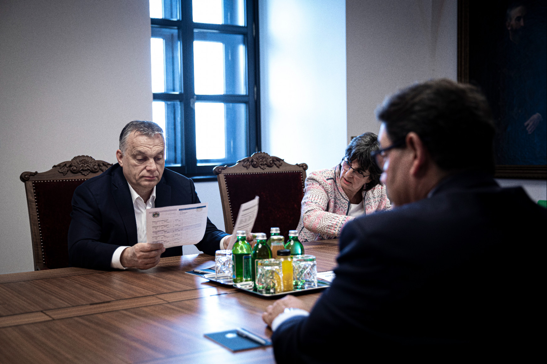 Orbán szerint a szakemberekre hallgatnak. A szakemberek szerint vissza kell hozni a maszkot. Nem hozzák vissza
