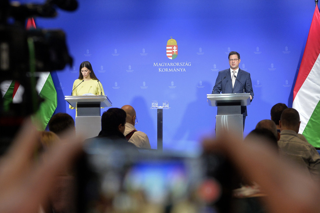 Gulyás Gergely és Szentkirályi Alexandra a Kormányinfó sajtótájékoztatón a Miniszterelnöki Kabinetiroda Garibaldi utcai sajtótermében 2021. október 21-én – Fotó: Soós Lajos / MTI