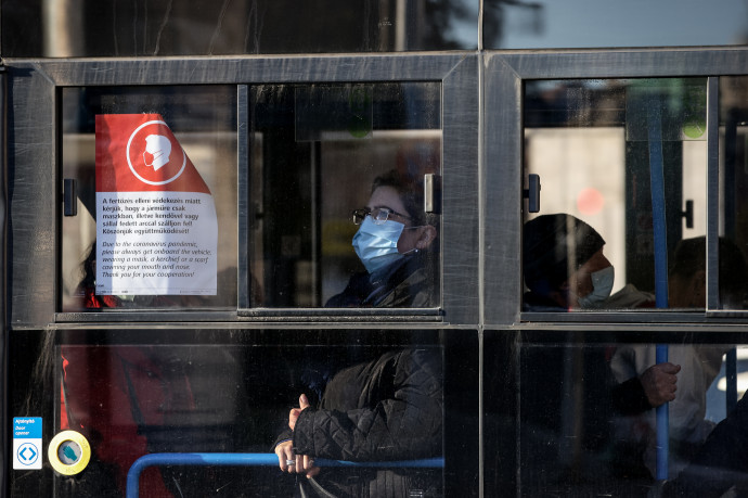 A főváros újra bevezetné a kötelező maszkot a tömegközlekedésben, de nem tudja