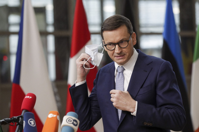 Mateusz Morawiecki lengyel miniszterelnök beszél a sajtóval az Európai Tanács ülése előtt – Fotó: Olivier Hoslet / Pool / AFP