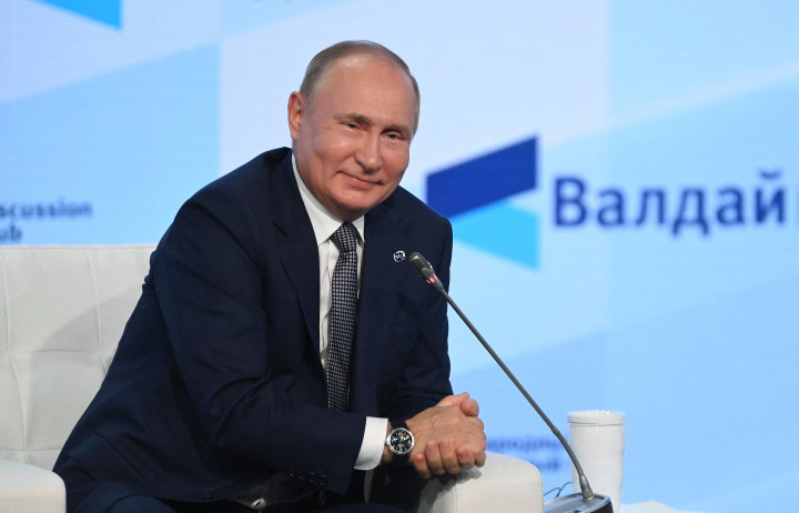 Vlagyimir Putyin a Valdaj nemzetközi vitaklub plenáris tanácskozásán Szocsiban október 21-én – Fotó: Maksim Blinov / Sputnik / AFP