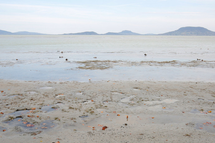 Így néz ki, amikor megbillen a Balaton vize