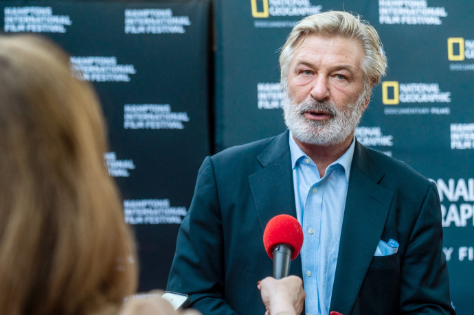 Filmes kellékként használt fegyver sült el Alec Baldwin kezében, meghalt a vezető operatőr, a rendező megsérült