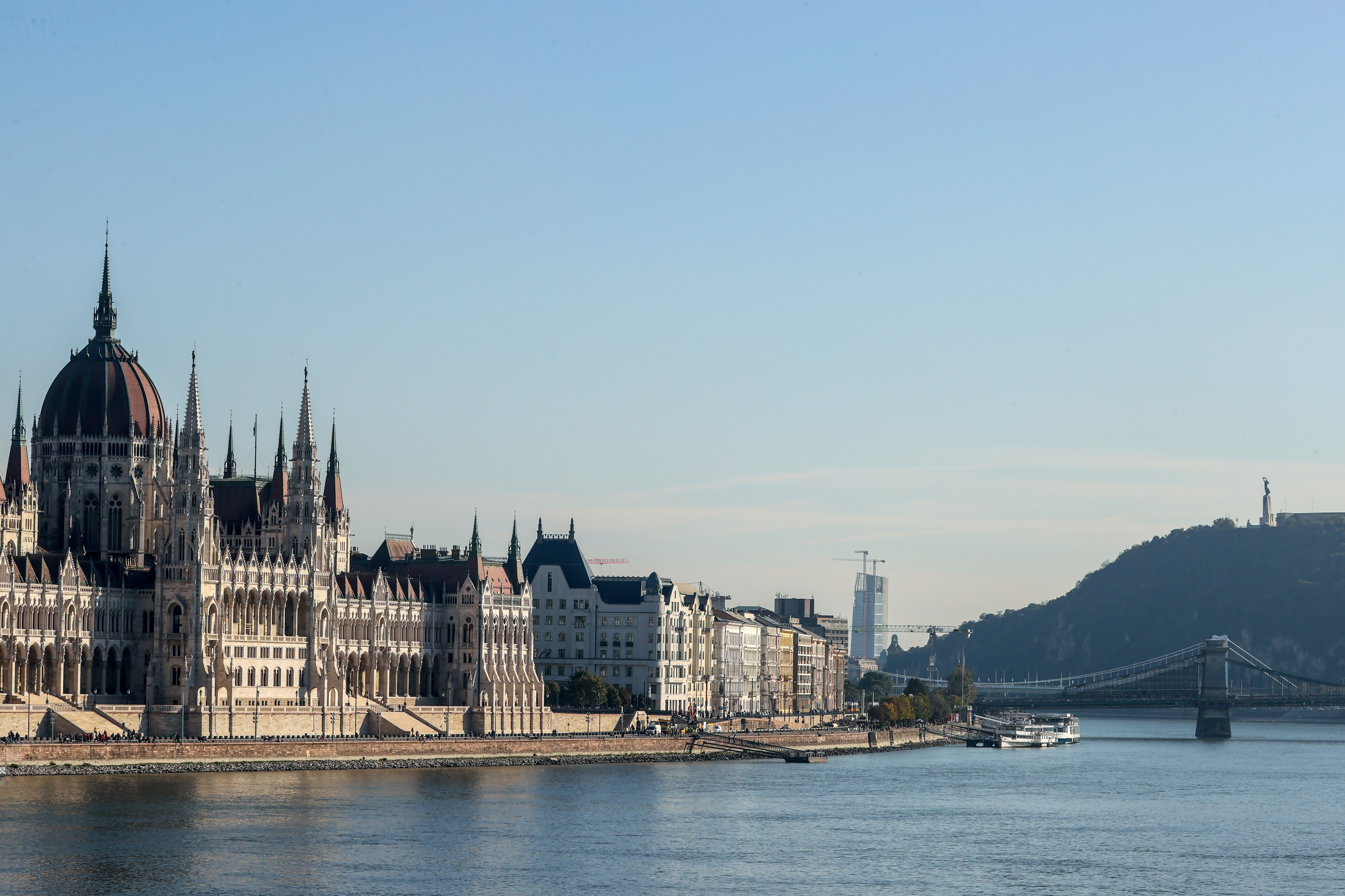 Az 1987-óta világörökség részét képező Duna-part, a Citadella és a Szabadság-szobor valamint az Országház a MOL épülő székházával – Fotó: Huszti István / Telex