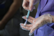 Szerbiában mostantól saját gyártású Szputnyik V vakcinával is oltanak