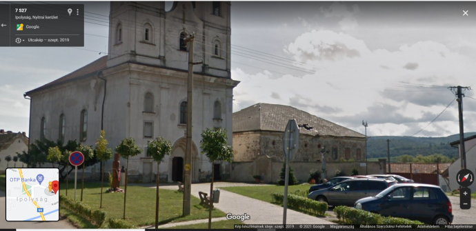 A katolikus templom, mögötte az egykori kolostor – Forrás: Google Streetview