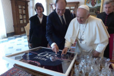 Lionel Messi aláírt PSG-mezt küldött ajándékba Ferenc pápának