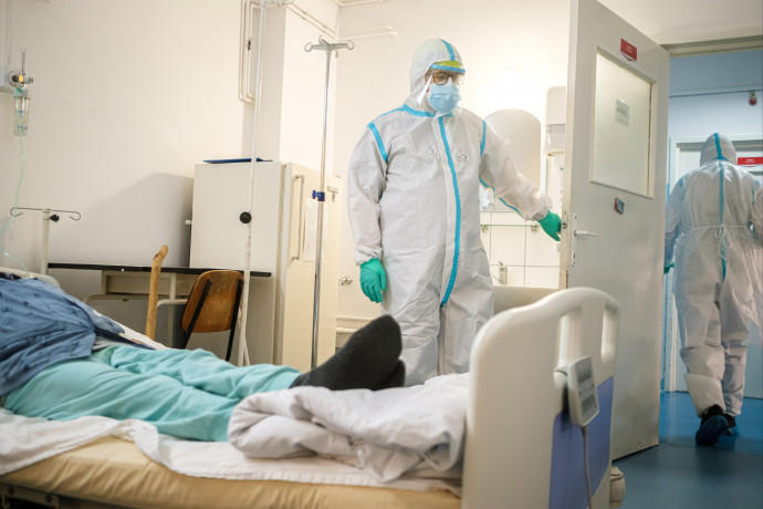 Már csak azoknak a koronavírusos betegeknek jut intenzív ágy Romániában, akiknek alapbetegségük is van
