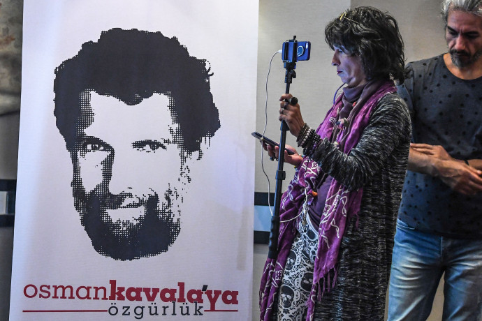 Kavala arcképe egy poszteren – Fotó: OZAN KOSE / AFP