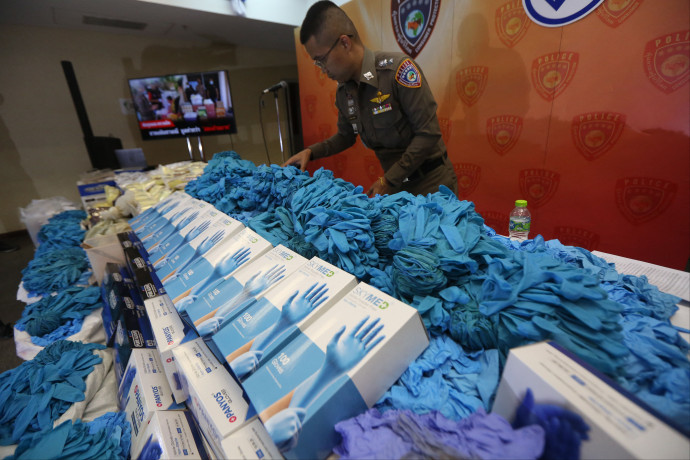 Véres, mocskos gumikesztyűt kapott Thaiföldről 2,7 millió dollárért az amerikai forgalmazó