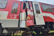Vontatóvonat hajtott bele a vontatásra szoruló vonatba Szlovákiában