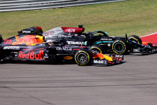 Verstappen hatalmas Hamilton-hajrát vert vissza, 12 pontra ugrott az előnye