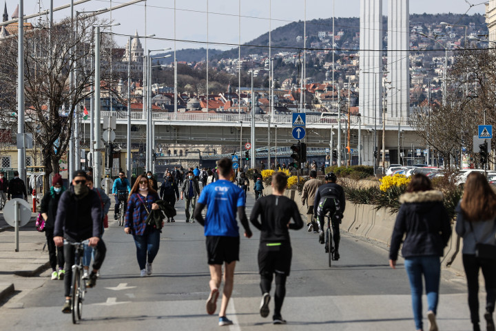 Gyalogosok és kerékpárosok a lezárt pesti rakparton 2021 március 23-án – Fotó: Huszti István / Telex