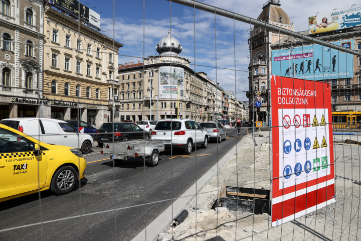 Autóforgalom a felújítás alatt álló Blaha Lujza téren 2021 júliusában – Fotó: Huszti István / Telex