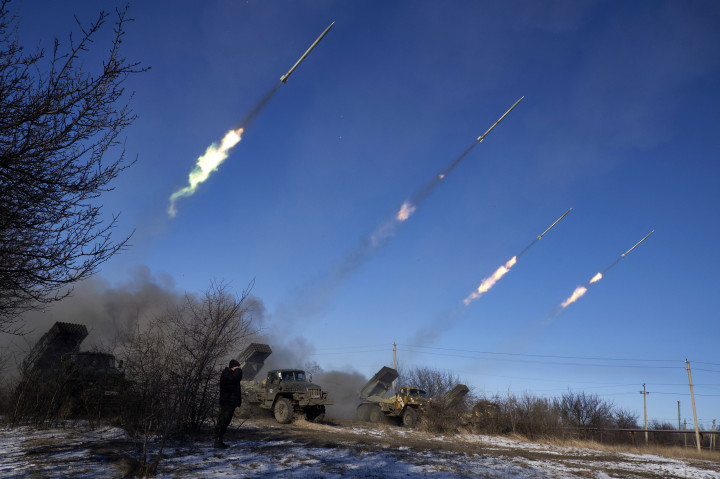 Oroszbarát fegyveres szeparatisták rakétatámadást hajtanak végre Debalceve ellen 2015. február 18-án Ukrajnában – Fotó: Pierre Crom / Getty Images