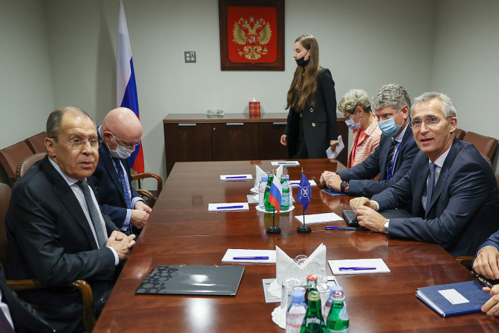 Szergej Lavrov és Jens Stoltenberg megbeszélése az orosz külügyminisztériumban 2021. szeptember 23-án – Fotó: Orosz Külügyminisztérium / TASS / Getty Images