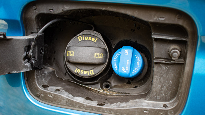 Az aktuális Volkswagen Caddy 2,0 TDI üzemanyag és AdBlue-betöltőnyílásai – Fotó: Alapjárat.hu