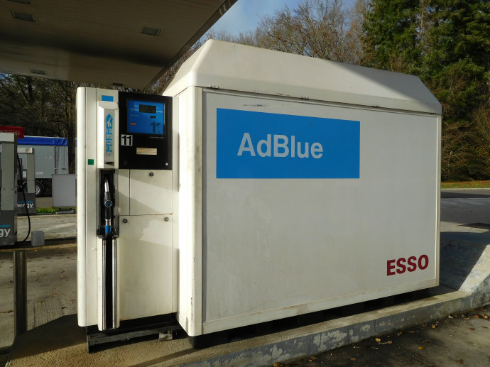 Bizonyos töltőállomások önálló kútoszlopról árusítják az AdBlue-t – Forrás: Wikipedia
