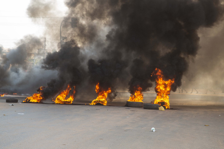 A tüntetők autógumik meggyújtásával tiltakoznak a puccs ellen Kartúmban – Fotó: Mahmoud Hjaj / Anadolu Agency / AFP