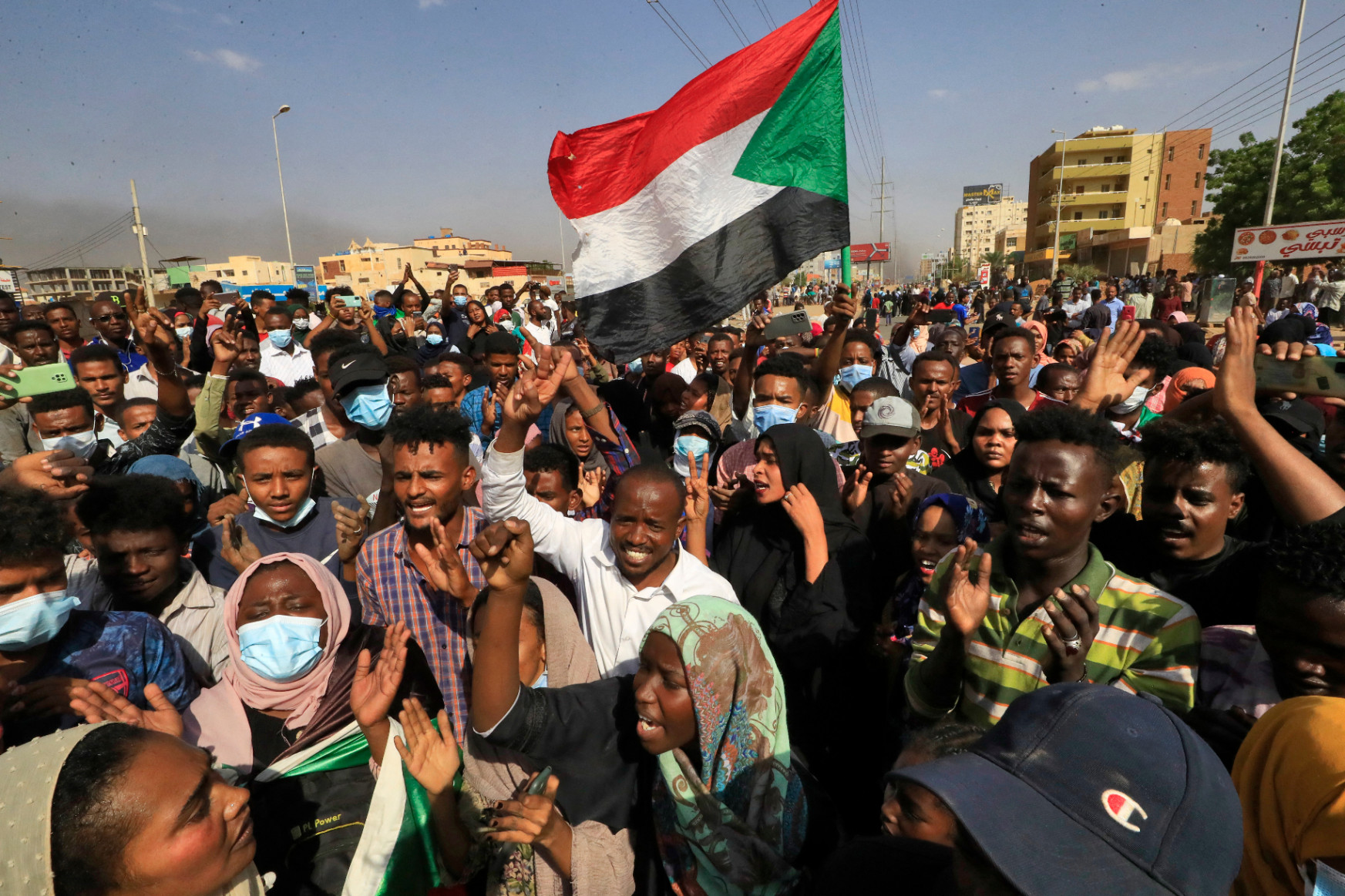 A hadsereg feloszlatta a Szudánt kormányzó katonai-civil tanácsot, rendkívüli állapotot hirdettek ki
