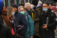 Kemenesi Gábor: Egy tanulmány szerint a maszkhasználat 93,5 százalékkal csökkenti a koronavírus átadásának esélyét a tömegközlekedésen