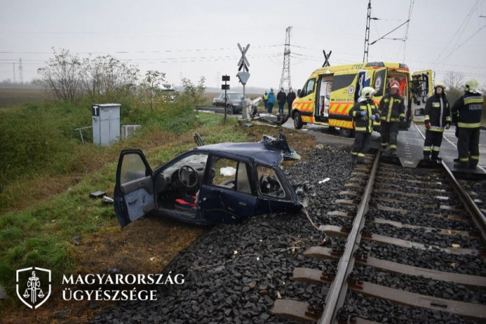 Vádat emeltek egy nő ellen, aki öngyilkos akart lenni, ezért behajtott a vonat elé, de csodával határos módon túlélte