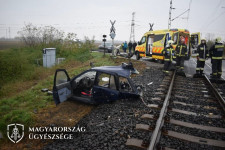 Vádat emeltek egy nő ellen, aki öngyilkos akart lenni, ezért behajtott a vonat elé, de csodával határos módon túlélte