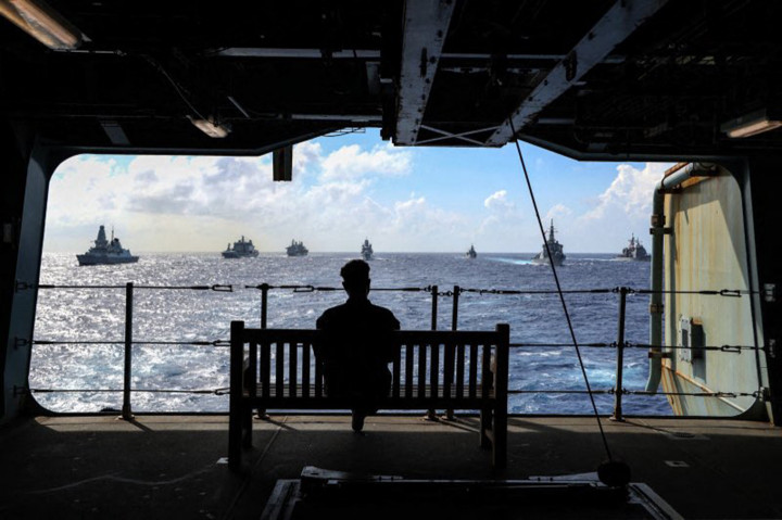 Az amerikai haditengerészet az Egyesült Királyság, Japán, Hollandia, Kanada és Új-Zéland bevonásával gyakorlatozott a Dél-kínai-tengeren 2021. október 7-én – Fotó: EyePress News / AFP