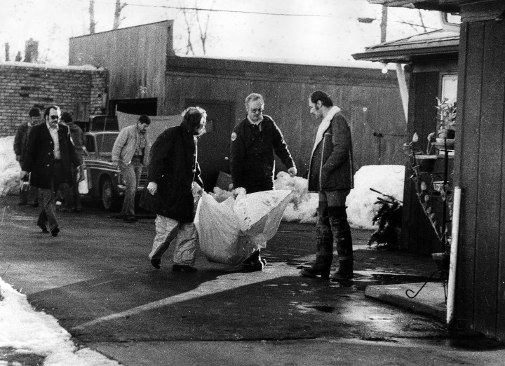 Nyomozók 1978-ban John Wayne Gacy házánál a házkutatás után – Fotó: Karen Engstrom / Chicago Tribune / Tribune News Service