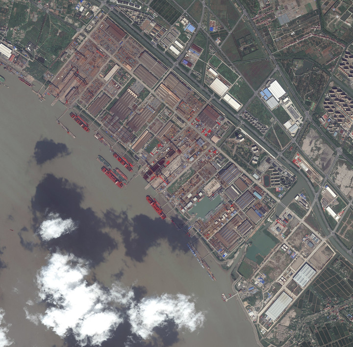 A Sanghajtól északra található Jiangnan hajógyár jelentős szerepet játszik a kínai hadiflotta bővülésében – Fotó: DigitalGlobe / Getty Images