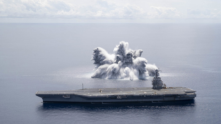 Az amerikai haditengerészet USS Gerald R. Ford (CVN-78) repülőgép-hordozójának robbantásos tesztelését végzik 2021. június 18-án az Atlanti-óceánon – Fotó: Riley McDowe / US Navy / AFP
