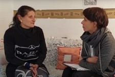 Bocsánatot kért és sérelemdíjat fizetett a rendőrség, amiért két éve „ruhaátvizsgálás” miatt vetkőztettek alsóneműre egy nőt