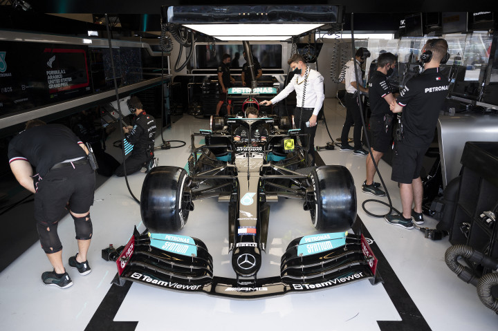 Lewis Hamilton autóját szerelik az Amerikai Nagydíj harmadik edzése előtt – Fotó: Jim WATSON / AFP