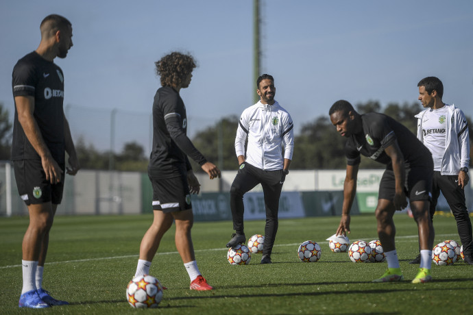 Ruben Amorim edzést tart a Cristiano Ronaldo Akadémián, a Sahtar utánpótlás-nevelő intézményében – Fotó: Patricia de Melo Moeira / AFP