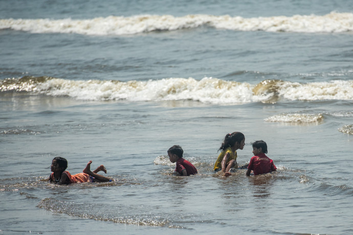 Az Arab-tengerben fürdőző gyerekek (Mumbai, India), Forrás: Hindustan Times