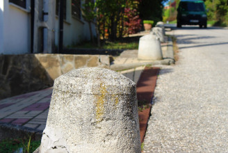Ha Szentendrén kövekkel akadályozza a parkolást, 20 000 forintra büntethetik naponta