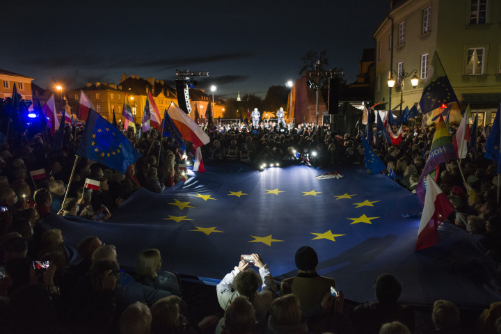 EU-párti tüntetés Varsóban a lengyel alkotmánybíróság döntését követően 2021. októbeer 10-én – Fotó: Attila Husejnow / SOPA Images / LightRocket / Getty Images