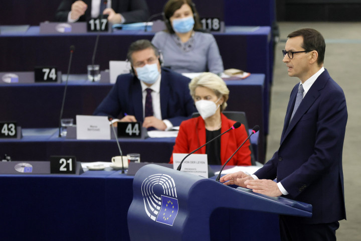 Mateusz Morawiecki lengyel miniszterelnök a lengyel alkotmánybíróság legutóbbi, a lengyel alkotmány és az európai uniós jog viszonyát illető döntéséről tartott vitán az Európai Parlament stasbourgi üléstermében 2021. október 19-én – Fotó: Ronald Wittek / EPA Pool / MTI