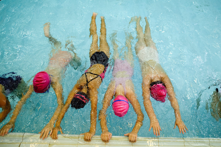 Első osztályos gyerekek úszásórán vesznek részt a Salgótarjáni Központi Általános Iskola és Diákotthon Gagarin tagiskolájában 2012. szeptember 12-én – Fotó: Komka Péter / MTI