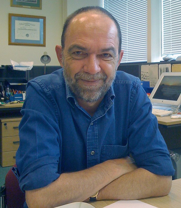 Sir Alec Jeffreys 2009-ben – Fotó: PLoS Genetics / Wikipedia