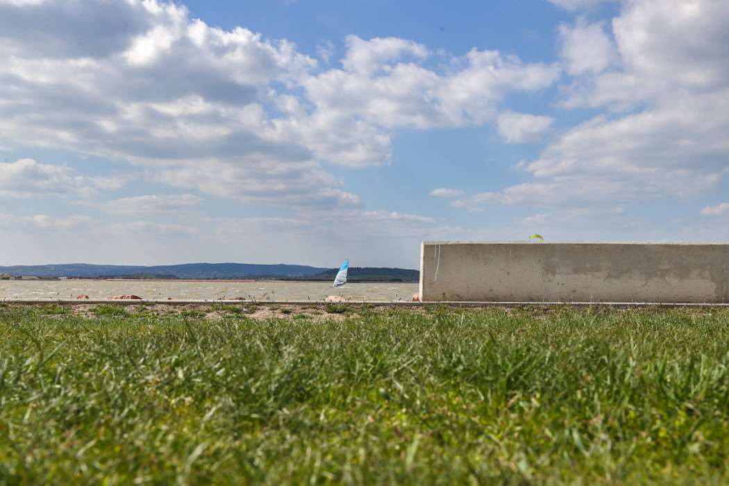 A megemelt beton partfal Gárdonyban – Fotó: Huszti István / Telex
