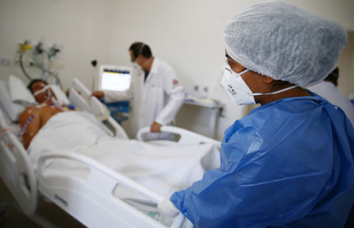 Covidos beteg kezelése egy Sao Paulo-i kórházban – Fotó: Mario Tama/Getty Images