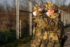 Új eszközökkel védik a magyar határt a katonák