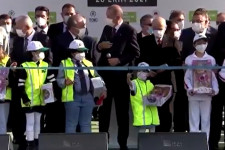 Egy ankarai park átadóján Erdoğan előtt vágta el a szalagot egy kislány