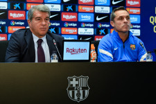 A tartalékcsapat vezetője irányítja átmenetileg az FC Barcelonát, miután menesztették Ronald Koemant